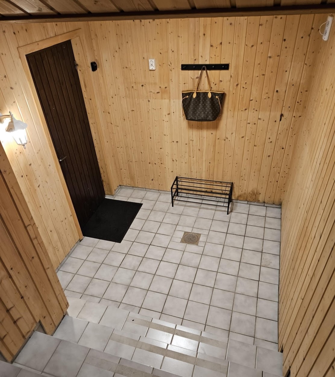 Egen entré med plass til sko og yttertøy. Galleribilde