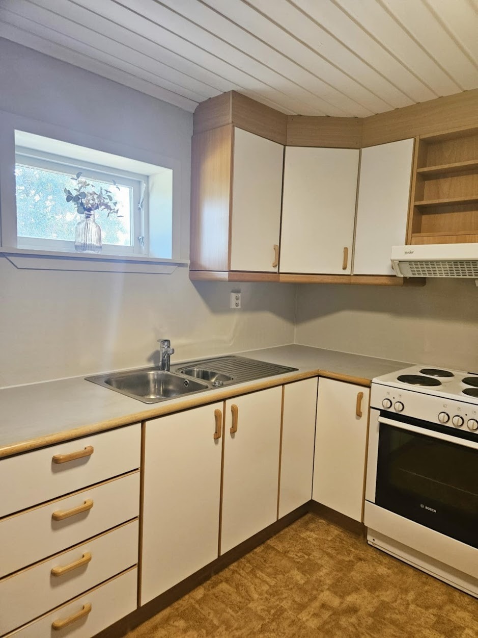 Kjøkkenet inneholder, kombiskap, komfyr og stekeovn Galleribilde