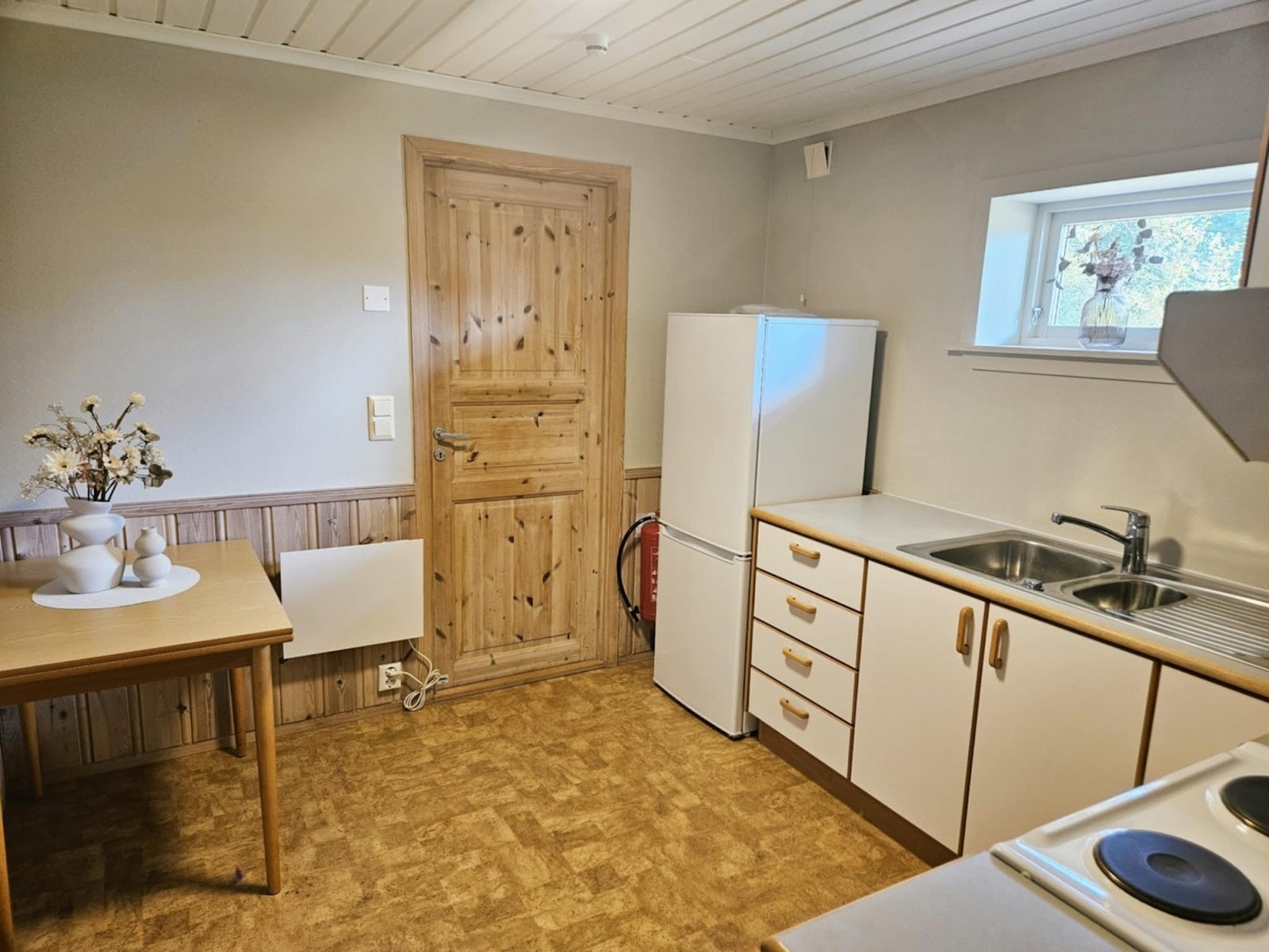 Praktisk kjøkken med plass til lite spisebord Galleribilde