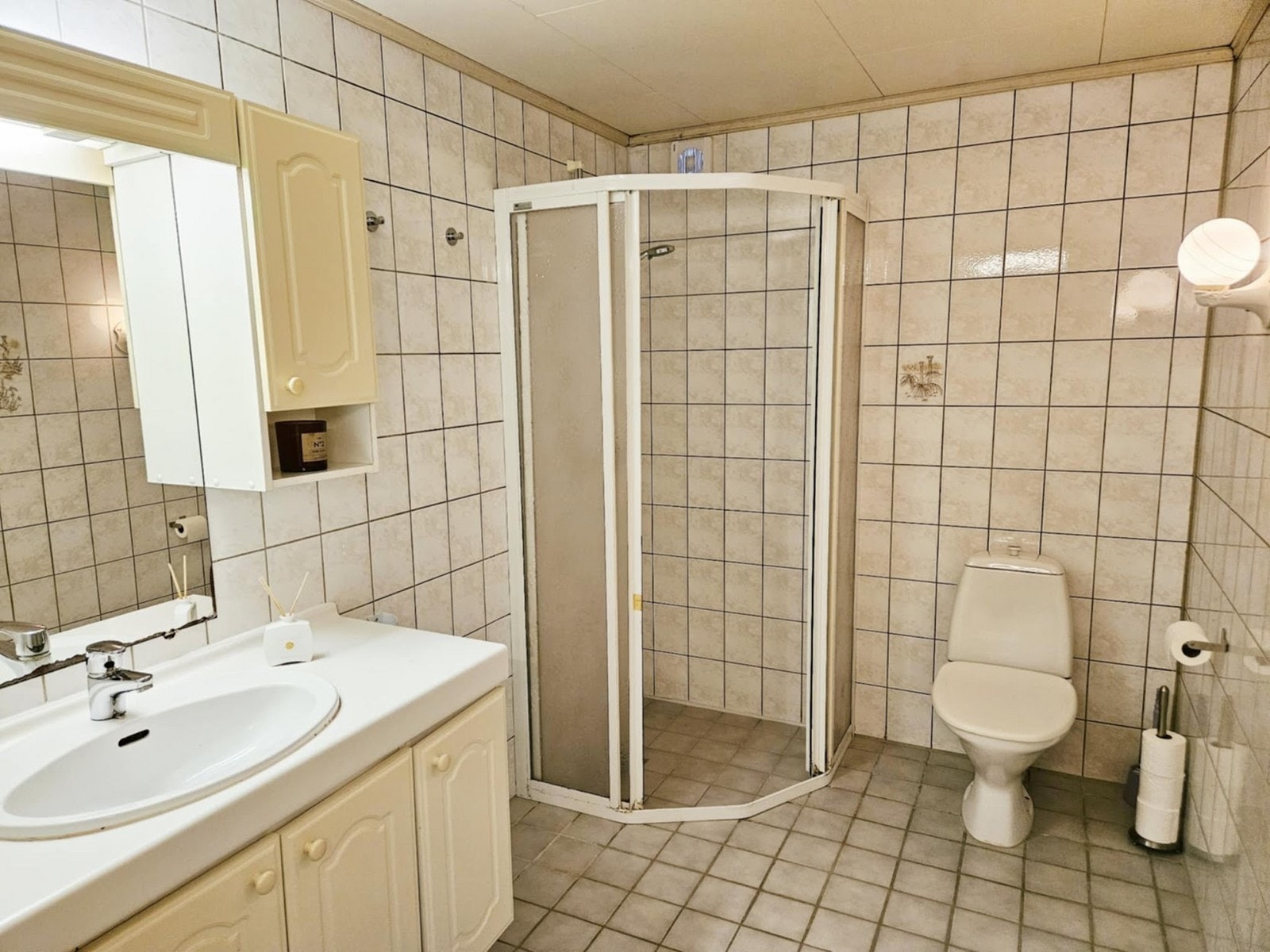 Bad med wc, dusj, servant m/innredning og opplegg for vaskemaskin Galleribilde