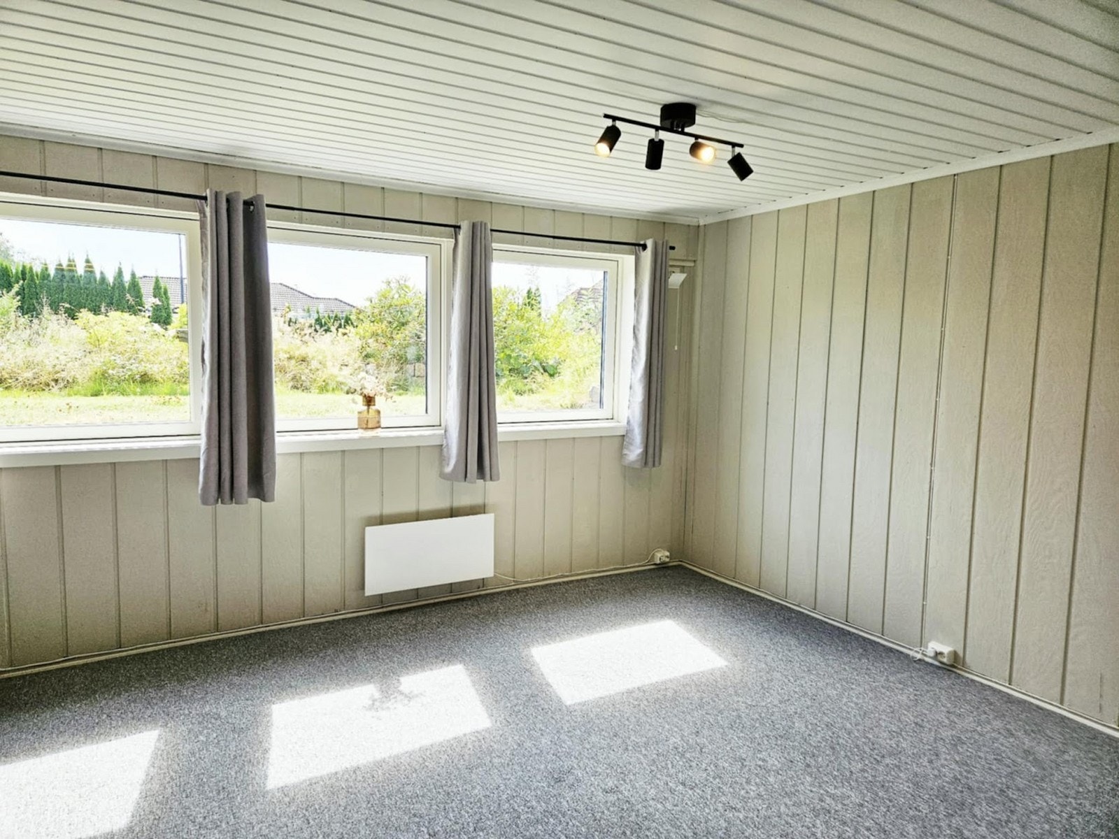 Store vinduer som slipper inn rikelig med dagslys Galleribilde