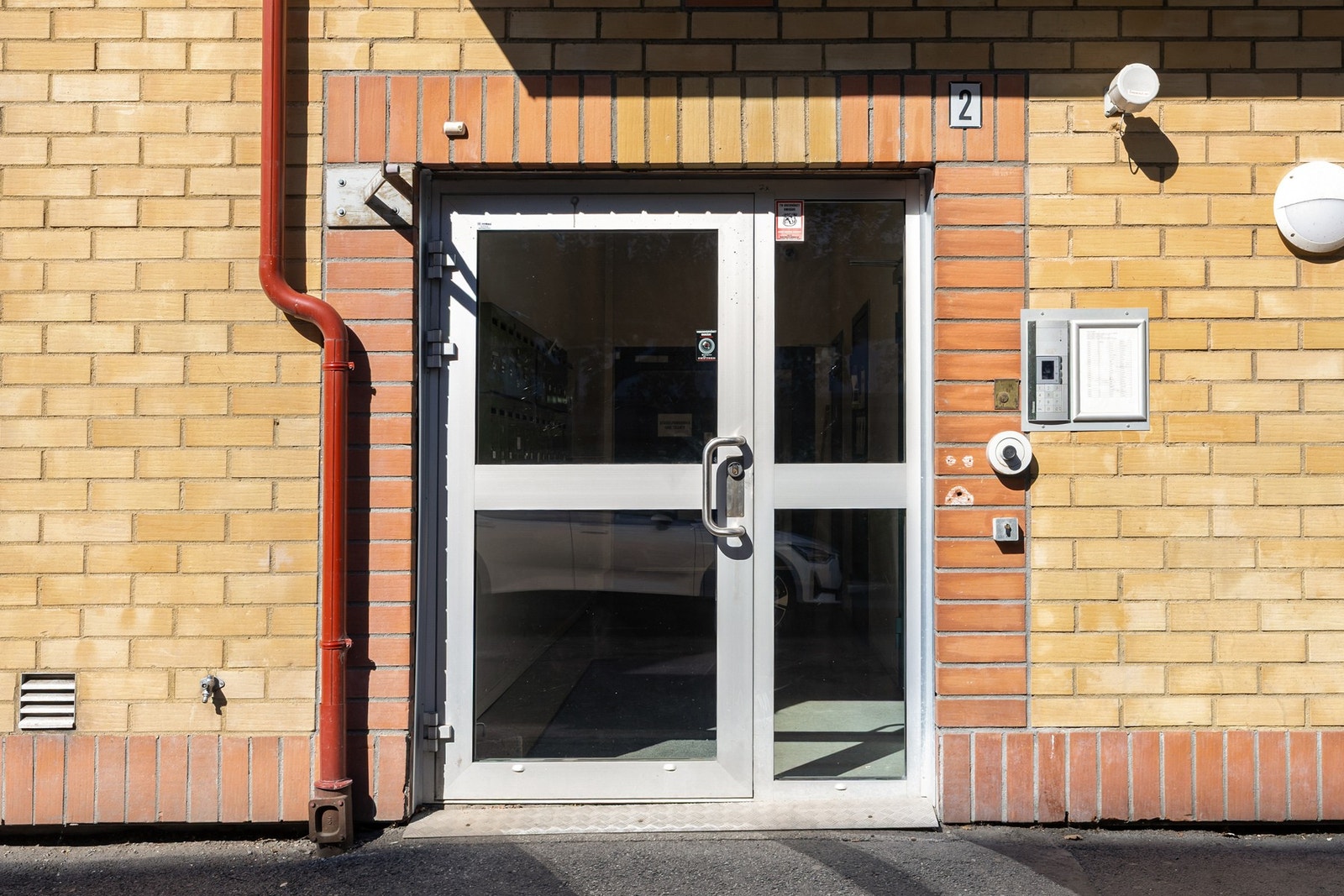 Inngangsparti med porttelefon. Galleribilde