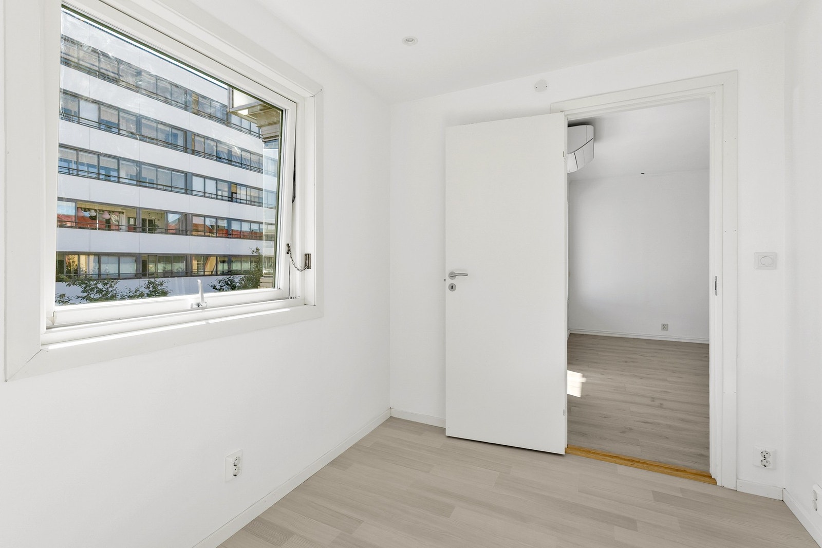 Lyst soverom med downlights i taket. Galleribilde