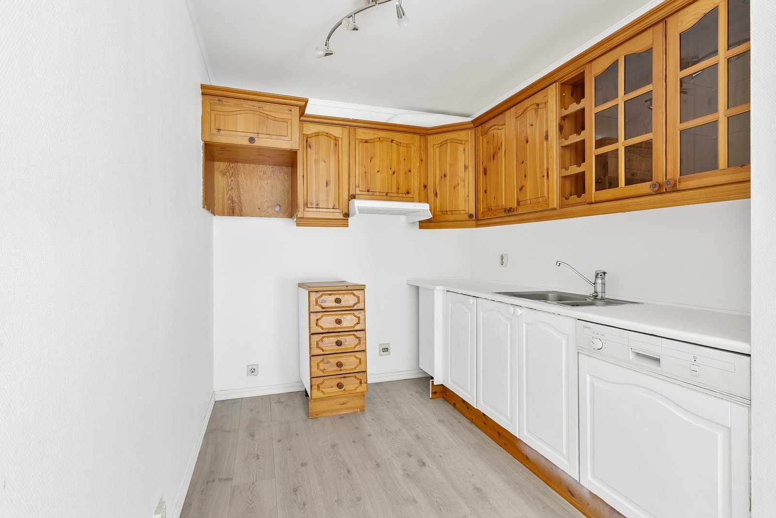 Kjøkkeninnredning med profilerte fronter i tre. Laminert benkeplate, nedfelt oppvask-/skyllekum i
rustfritt stål og ettgreps kjøkkenarmatur. Kjøkkenventilator fra 2024 med
mekanisk avtrekk. Avsatt plass til frittstående komfyr, samt kjøle
-/fryseskap. Galleribilde