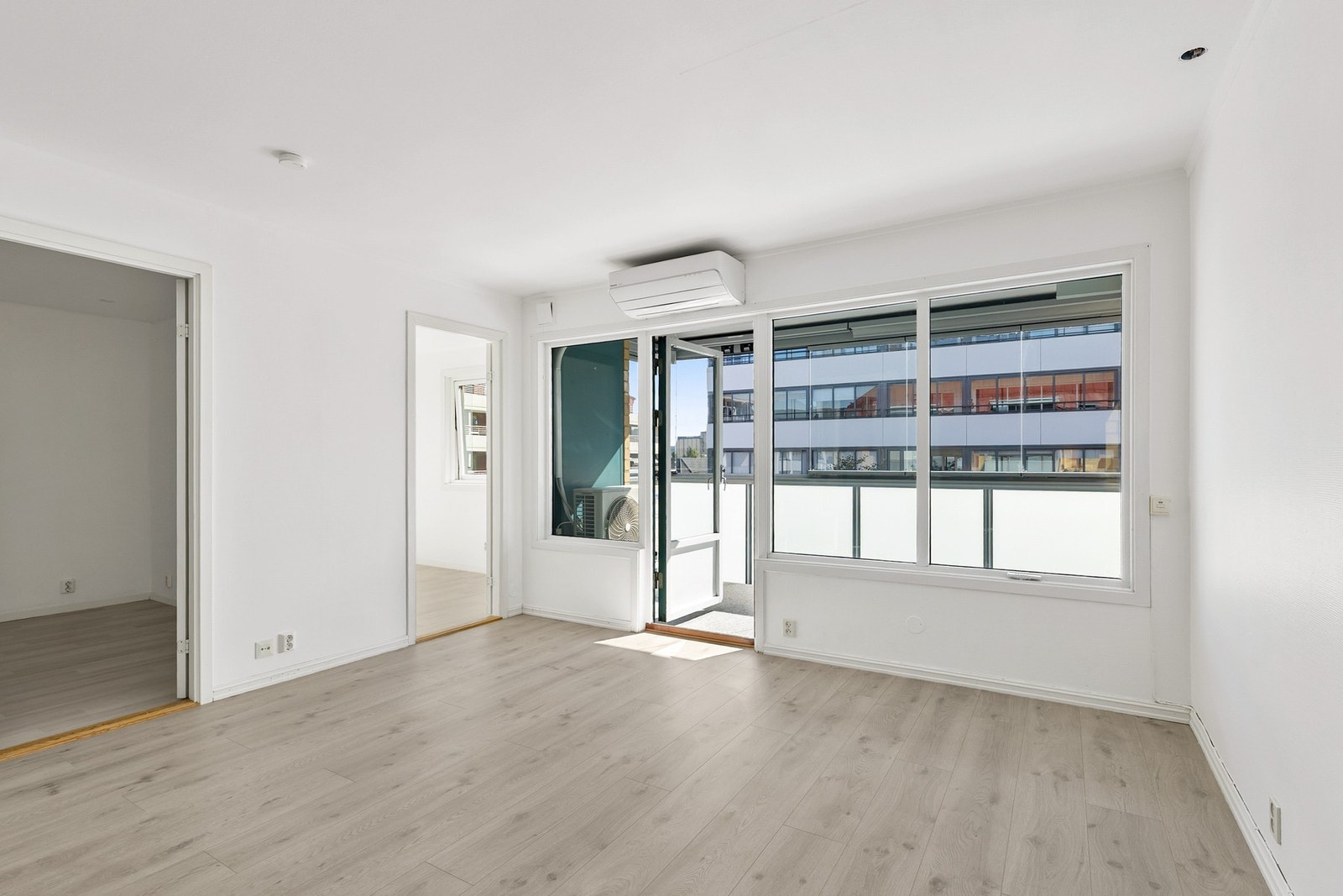 Store vinduer i stuen som gir mye dagslys. Galleribilde