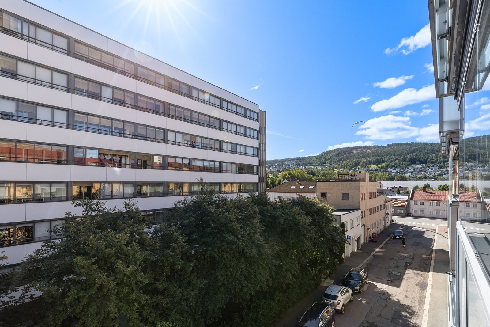 Balkongen er sørøstvendt - noe som gjør den til en ideell plass hvor man kan nyte morgenkaffen i sola. Galleribilde