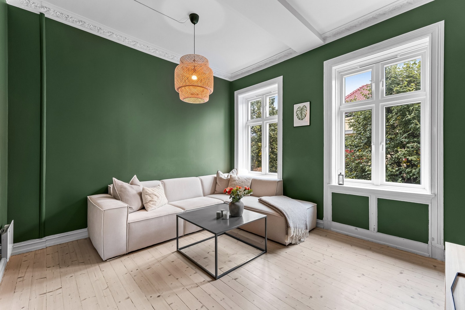 Rommet kan enkelt gjøres om til to soverom ved å sette opp en lettvegg og lage en dør (rommet har vært delt tidligere) Galleribilde