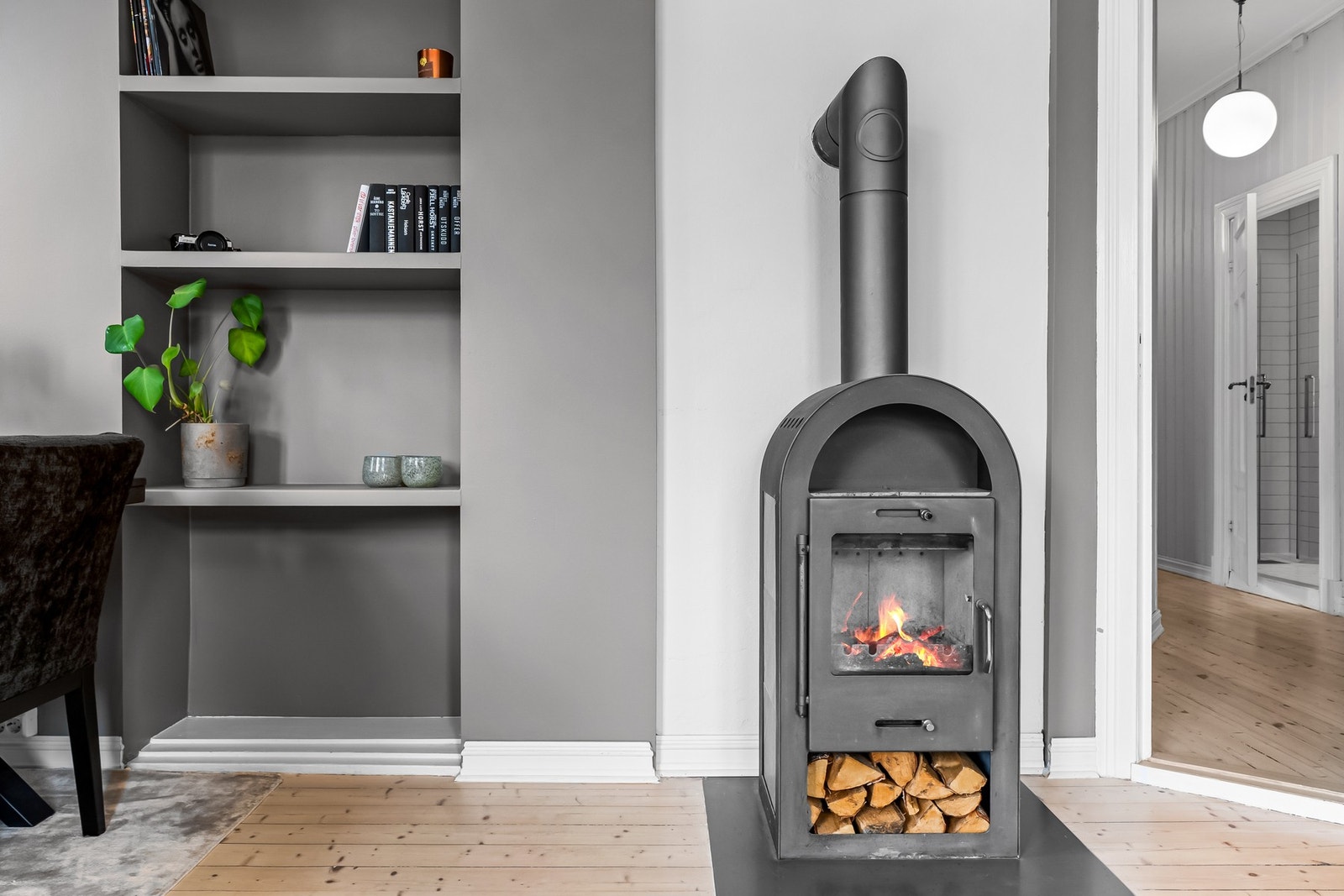 Effektiv peisovn og hyllesystem i stuen Galleribilde