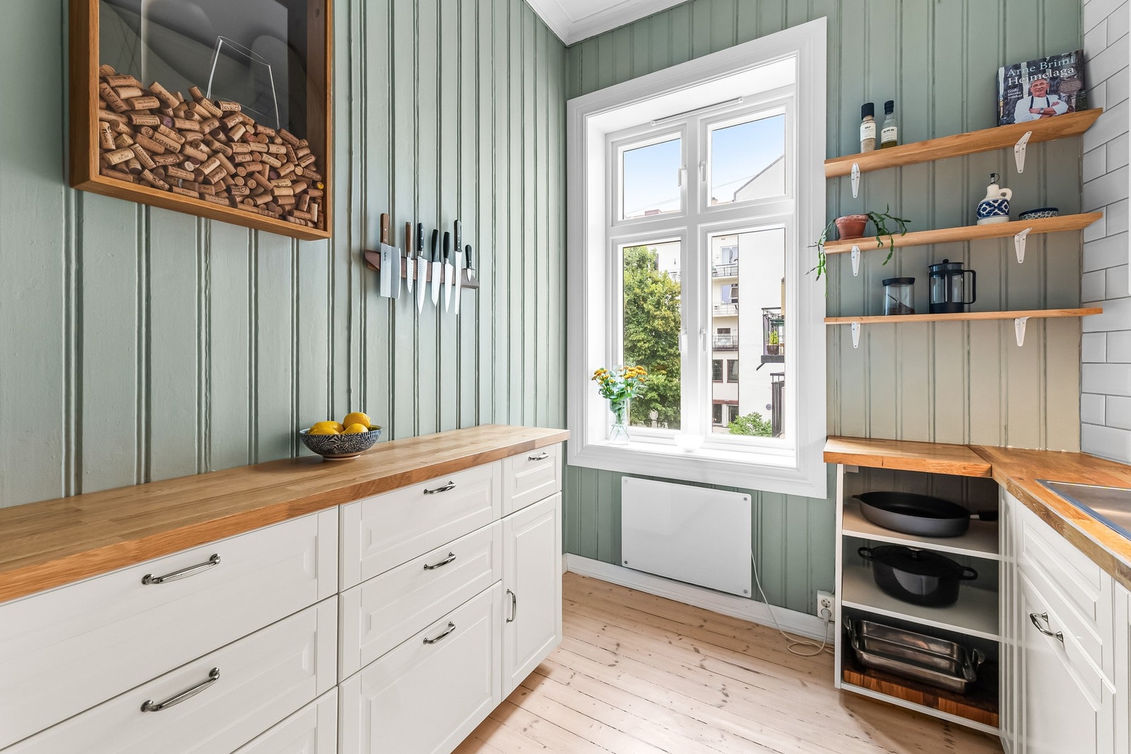 Høyreist vindu på kjøkkenet som gir en god atmosfære | Ekstra benk og skapplass er satt inn i 2024 Galleribilde