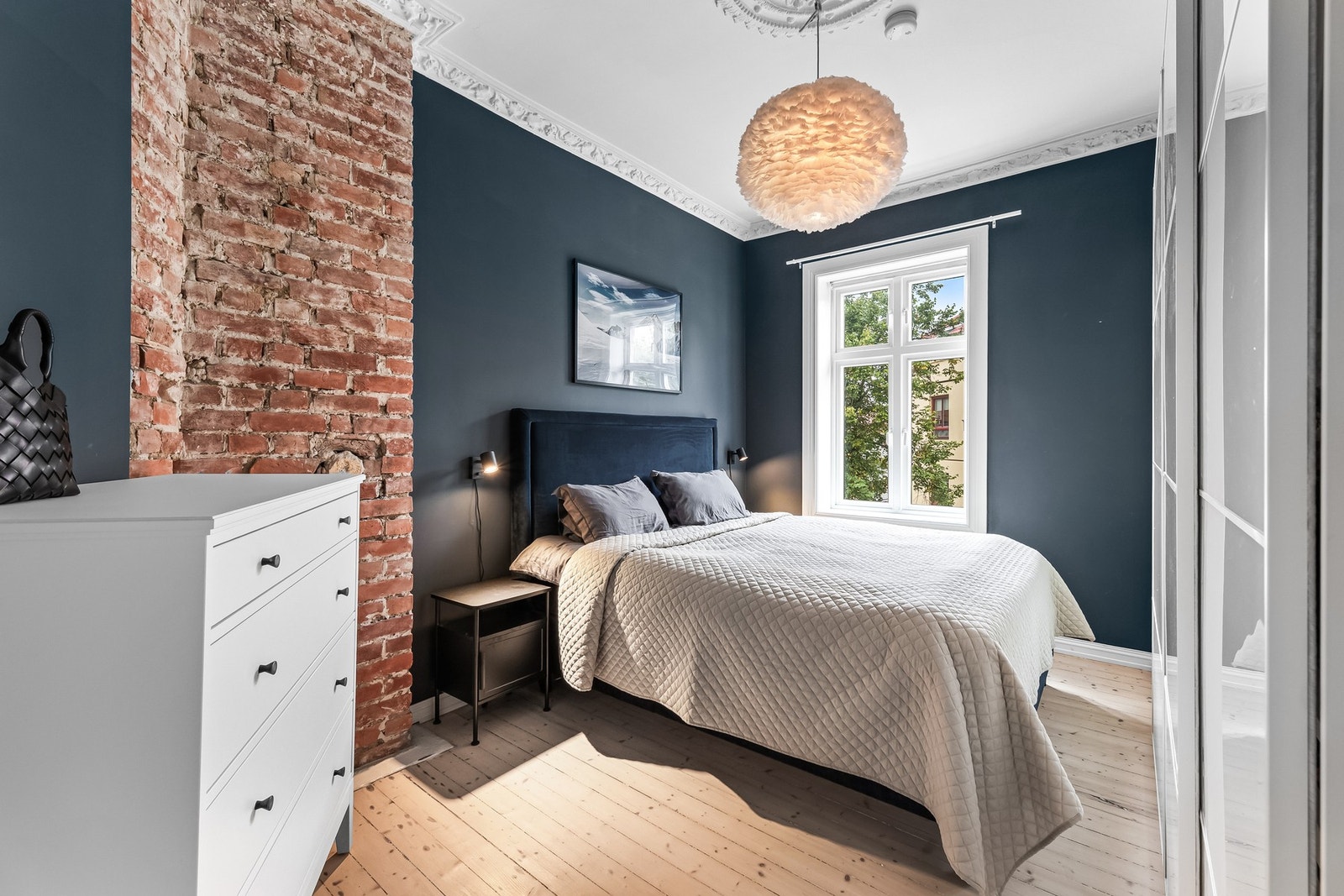 Hovedsoverom med rikelig plass til dobbeltseng og kommode | Rommet vender ut mot rolig blindvei Galleribilde