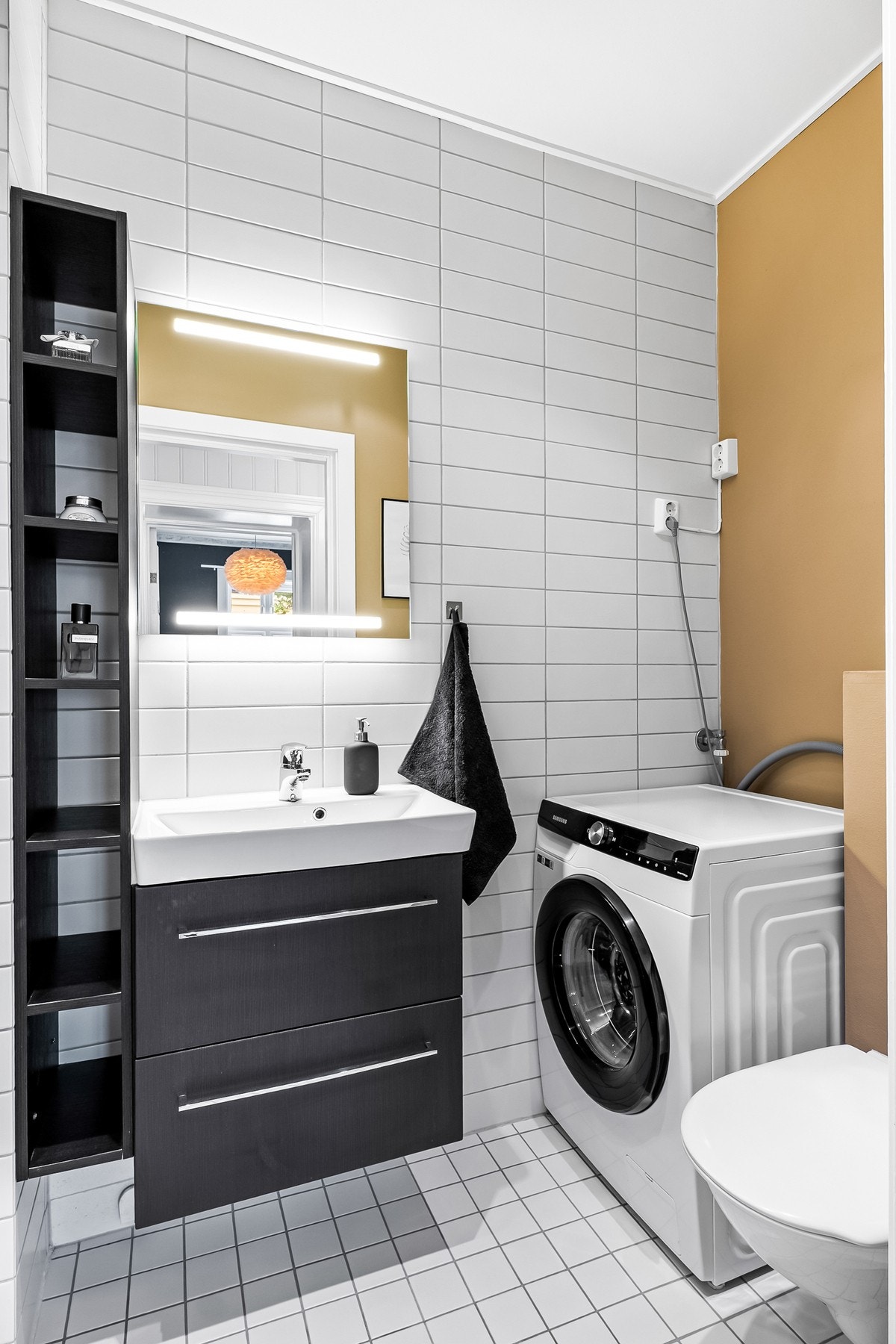 Delikat bad fra 2006 med plass til vaskemaskin og tørketrommel Galleribilde