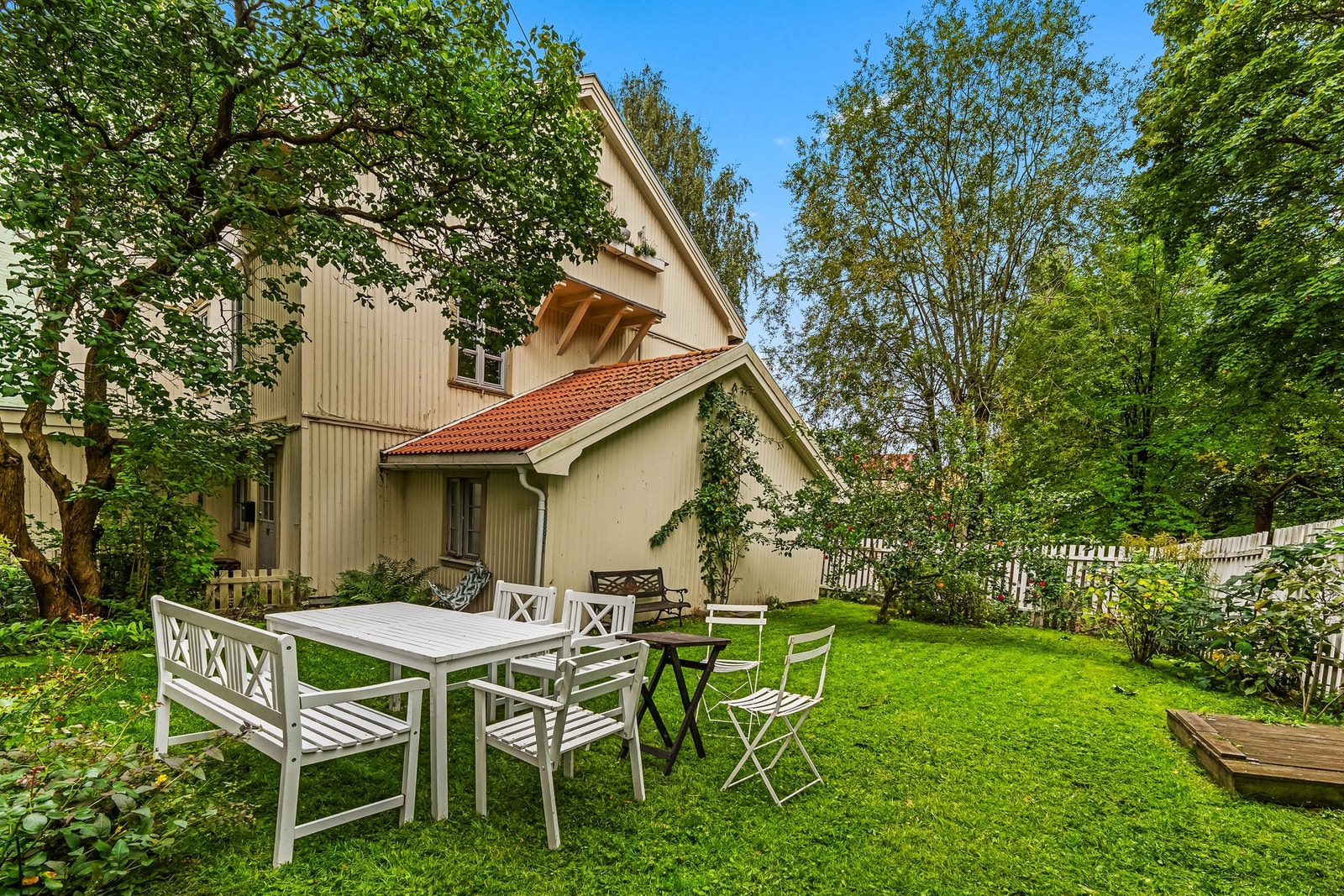 Flott, grønn bakgård med parkmessig preg Galleribilde