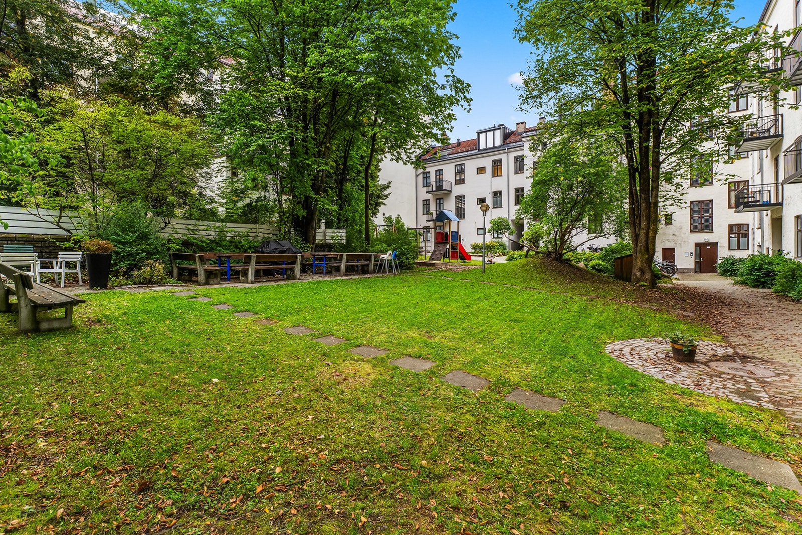 Bakgården har fellesgrill | Felles sykkelbod og barnevognbod Galleribilde