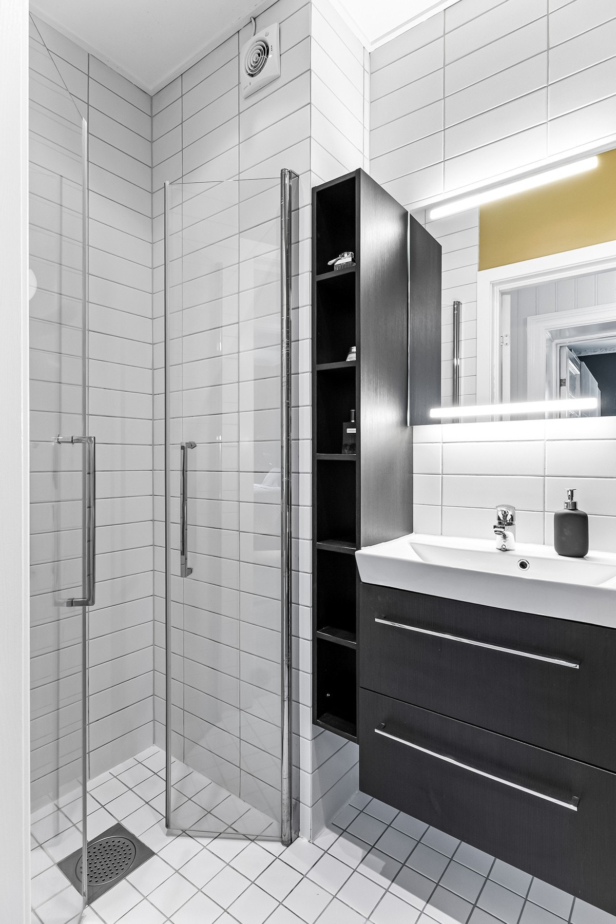 Praktisk bad med skap, underskap og speilskap | Varmekabler i gulv Galleribilde