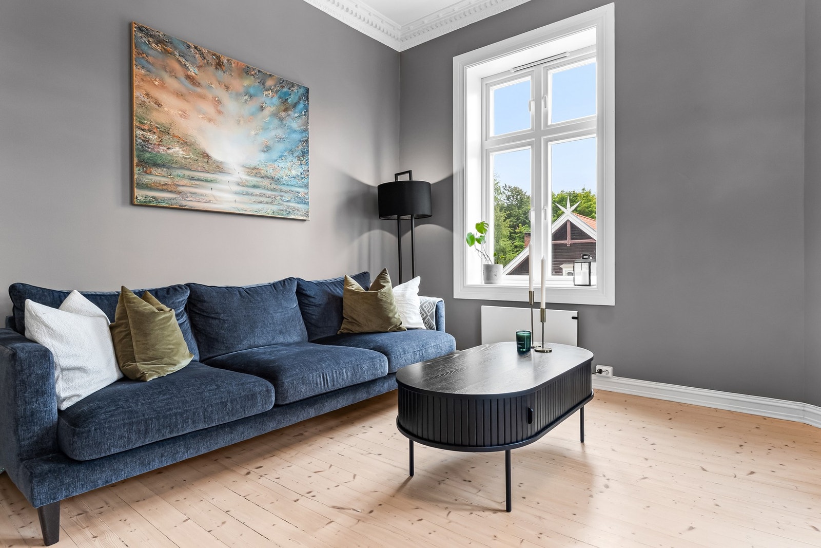 Store vindusflater i høyreiste krysspostvinduer gir rikelig med naturlig lys Galleribilde