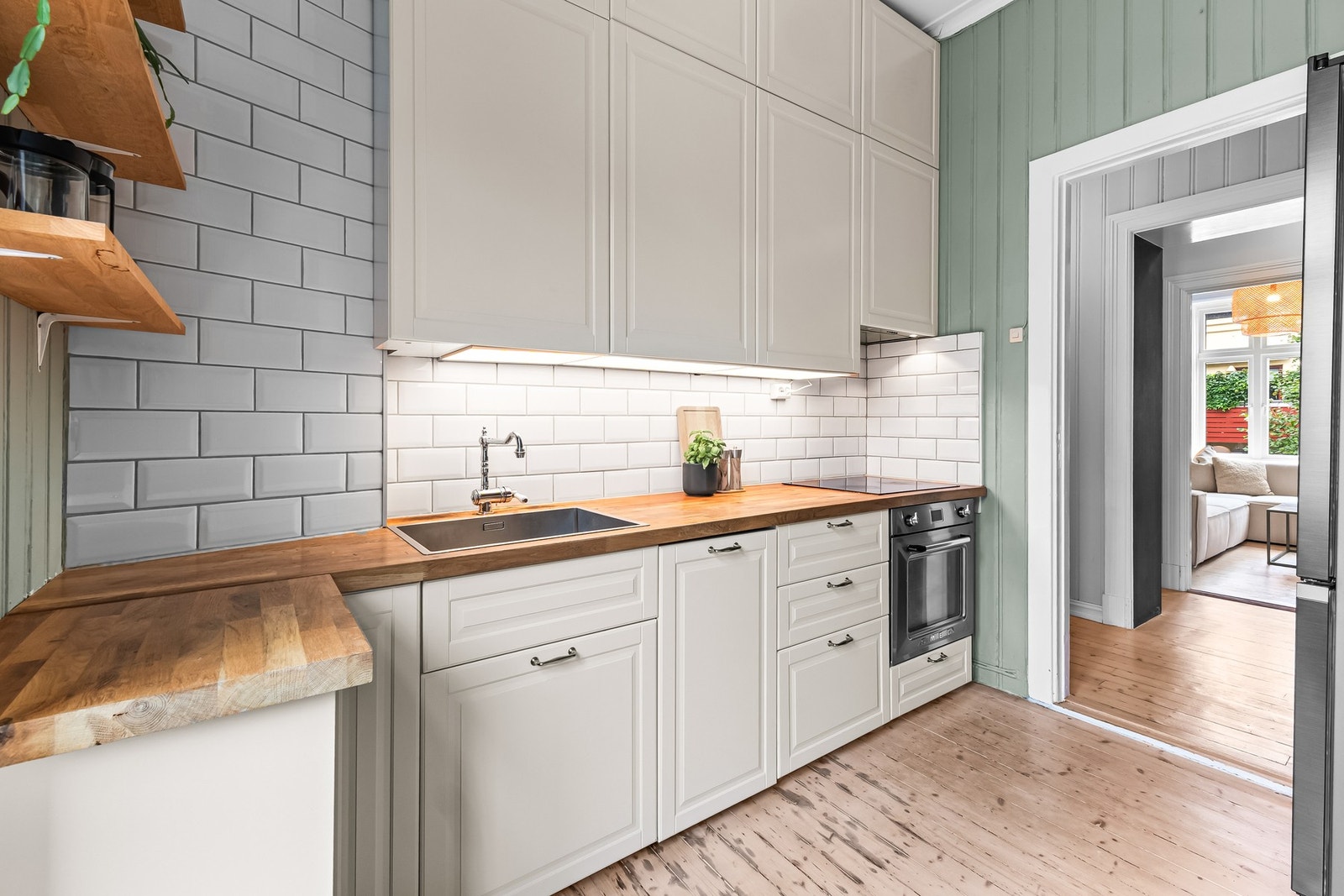 Rikelig med benkplass og skapplass i takhøye skap | Pizzastein og eget program i stekeovnen Galleribilde