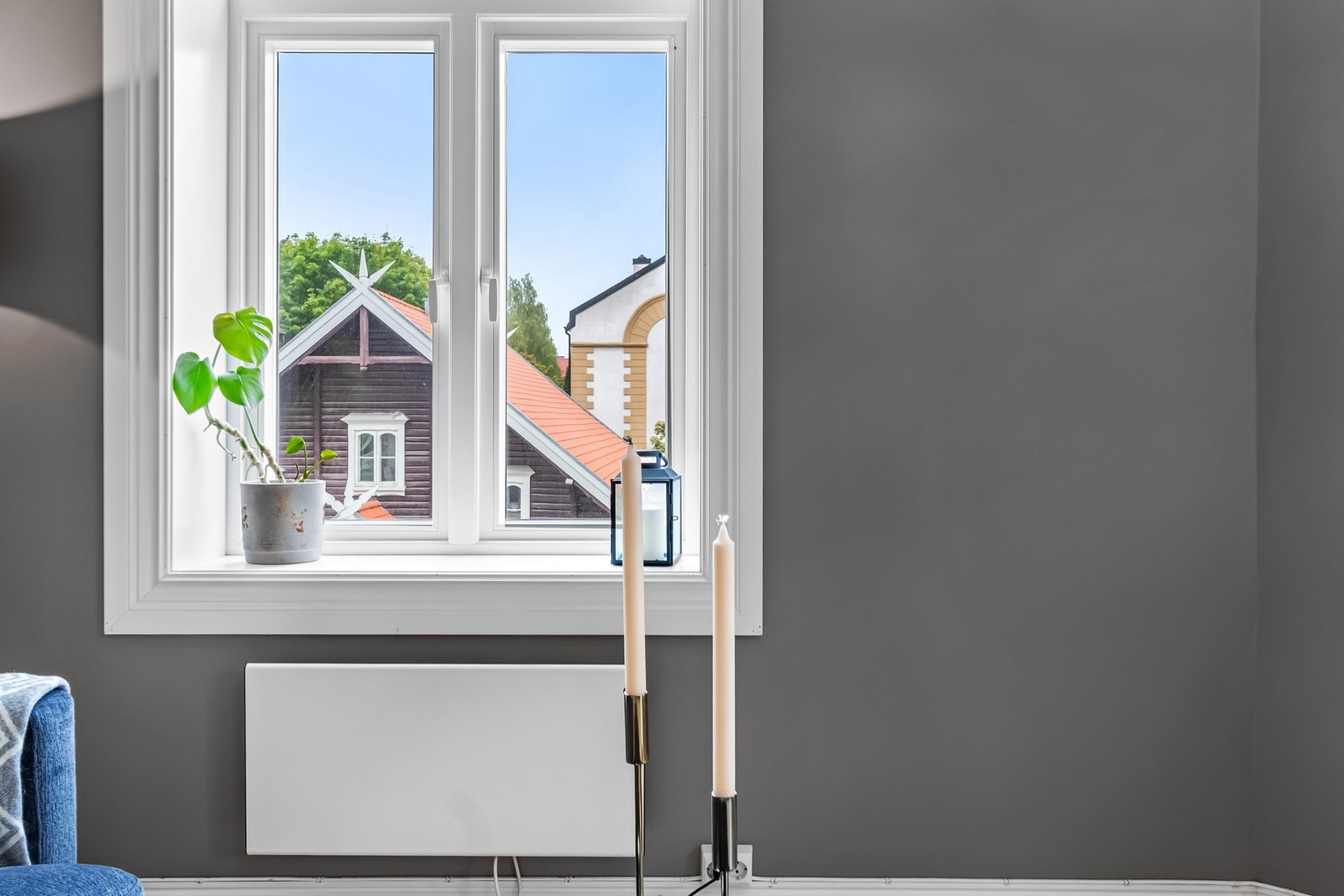 Trivelig utsyn fra vindu i stuen | Vinduene er fra 2018 Galleribilde