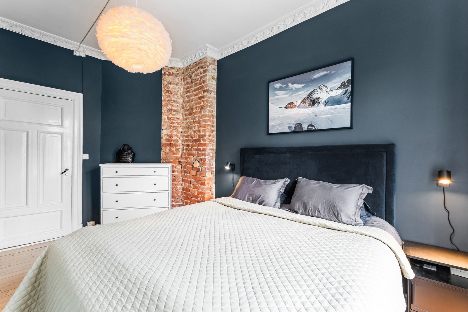 Klassisk utrykk på soverommet: Rosett og stukkatur, samt teglesteinsdetaljer Galleribilde