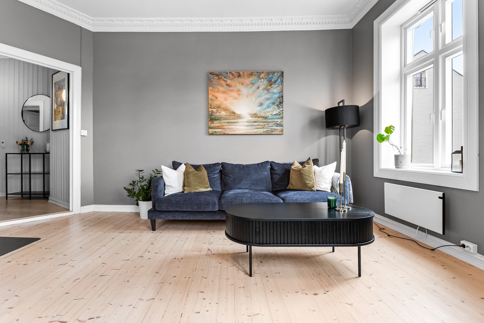 Stuen har plass til sofagruppe med tv-møblement og spisebord Galleribilde