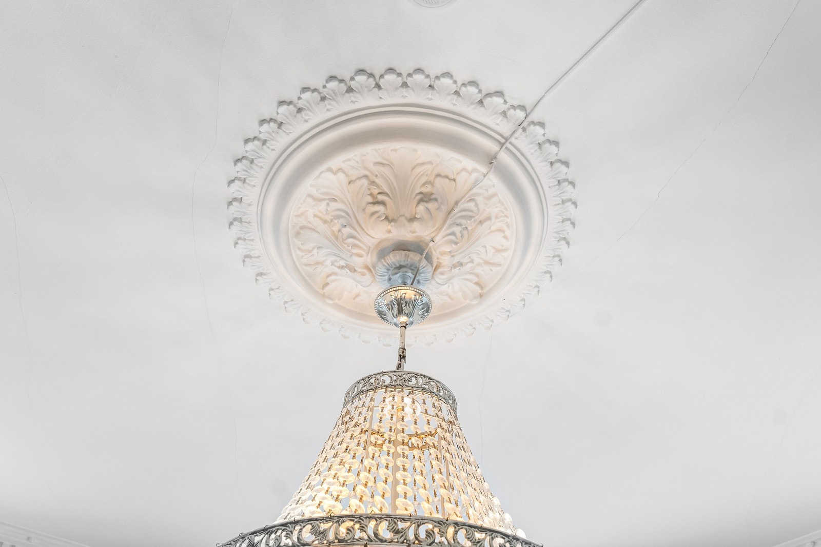 3 meter takhøyde med stukkatur og rosett gir leiligheten en fantastisk atmosfære Galleribilde