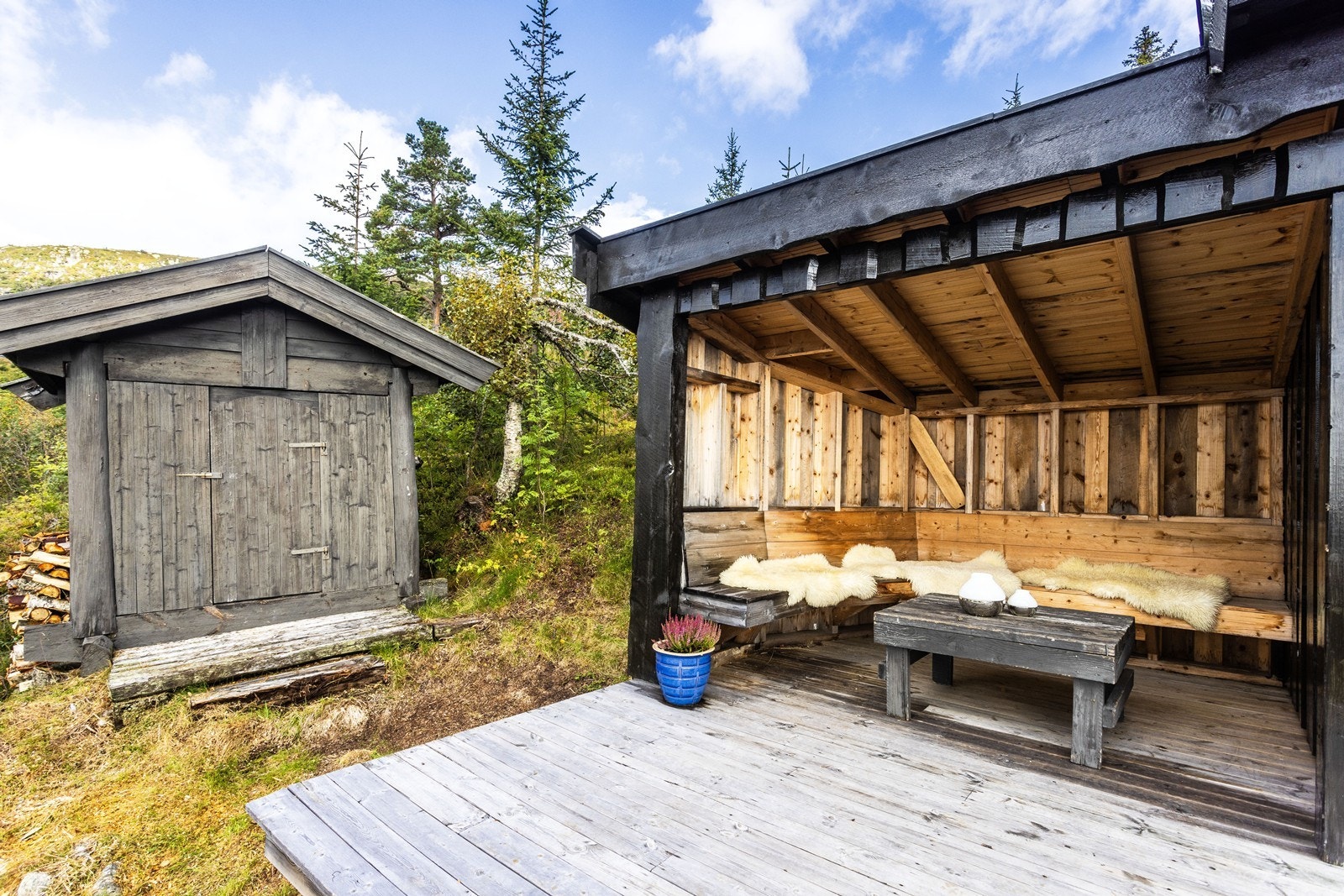 På deler av terrasse er det en lun og overbygget uteplass med plassbygde benker. Galleribilde