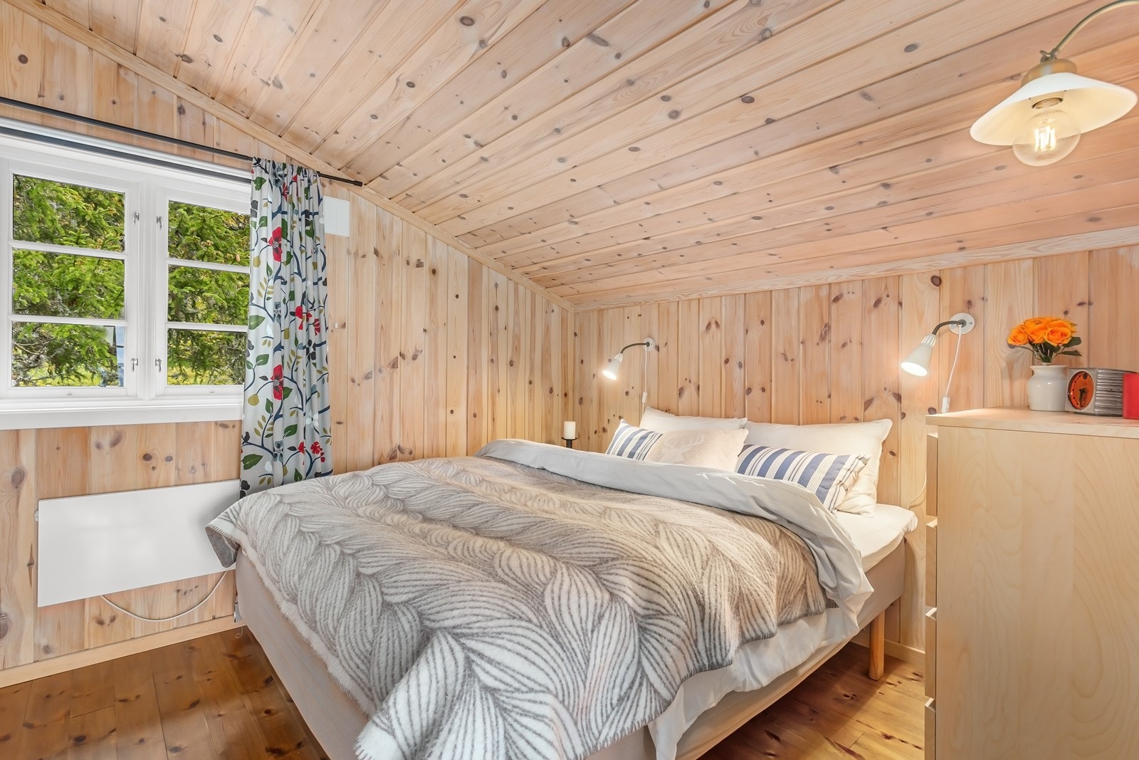 Begge soverommene i denne etasjen har skråtak og plass til dobbeltseng. Galleribilde