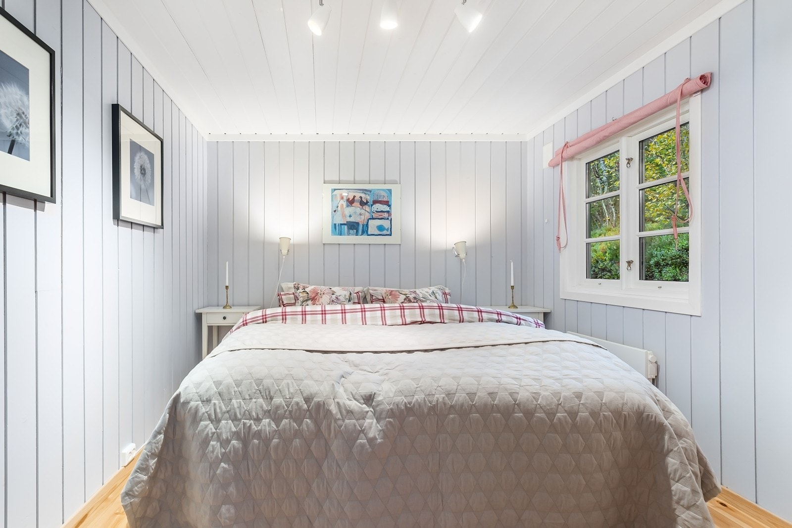 Hytta har totalt 6 soverom, hvor 4 av de er i 1. etasje. Galleribilde