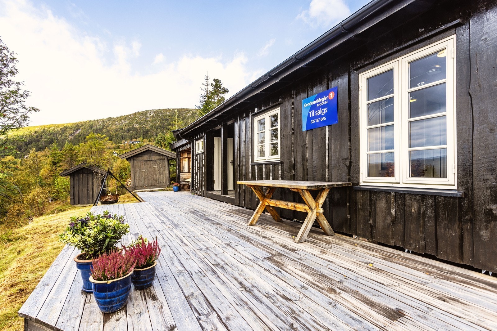 Hytta har stor terrasse med gode solforhold og flott utsikt mot sør og vest. Galleribilde
