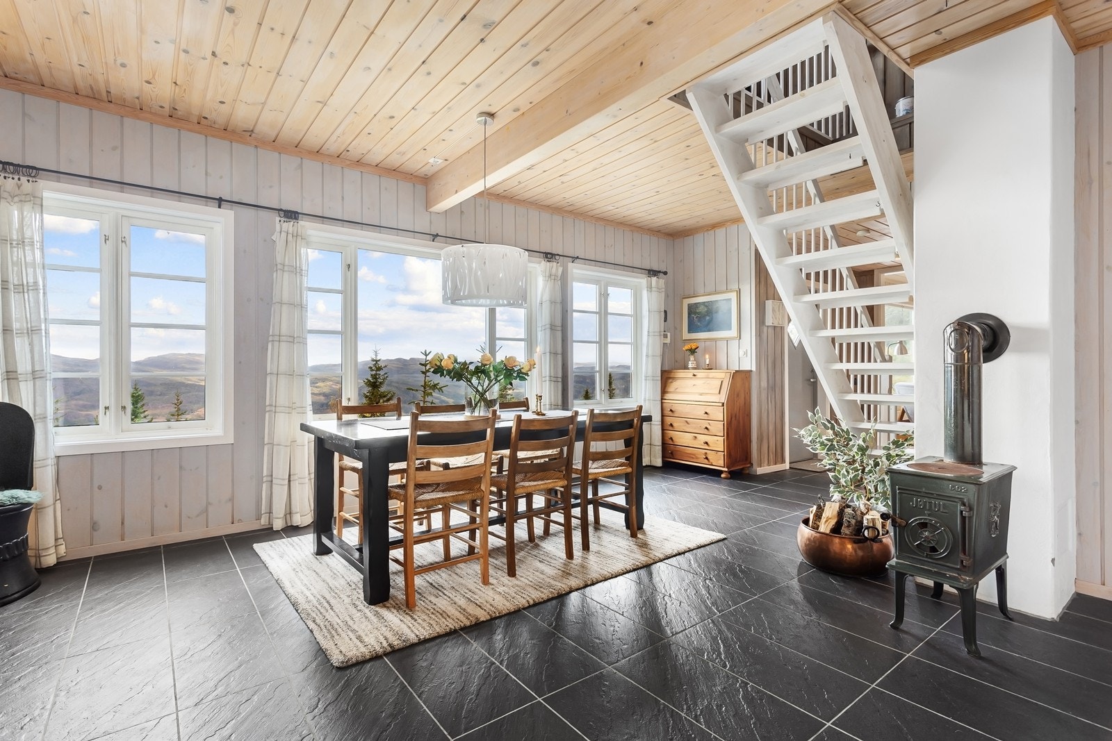 Et flott rom med plass til å samle familie og venner til koselig middager. Galleribilde