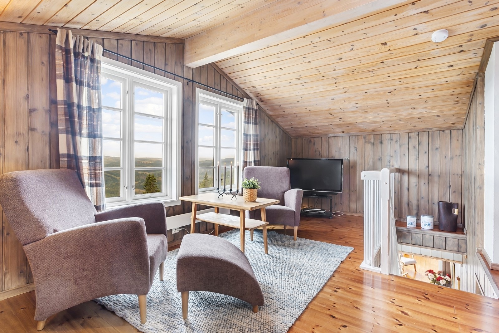 Loftstuen er et fint sted hvor barna i familien kan ha en egen TV-stue. Galleribilde