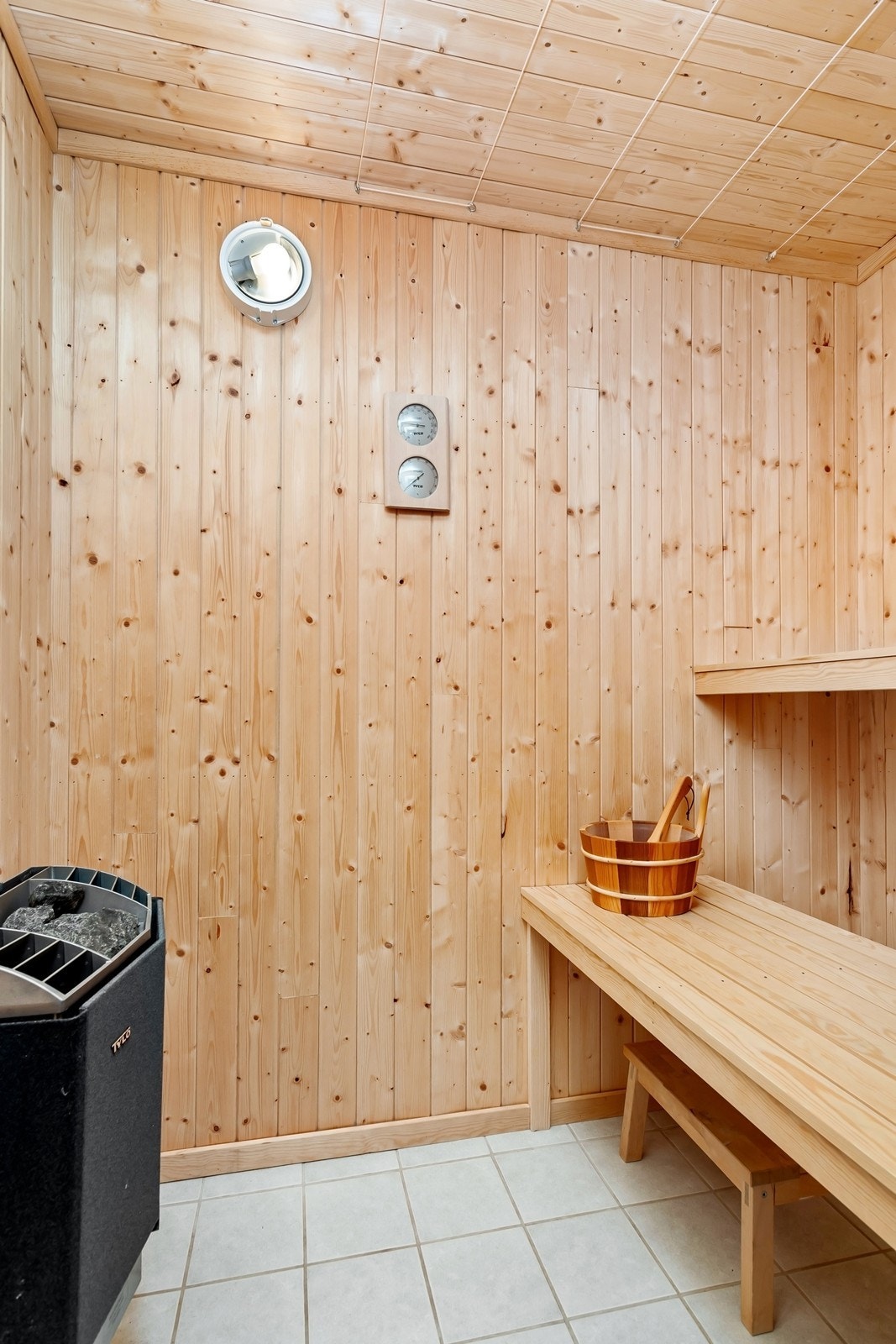 Badstuen er utstyrt med Tylo badstueovn. Galleribilde