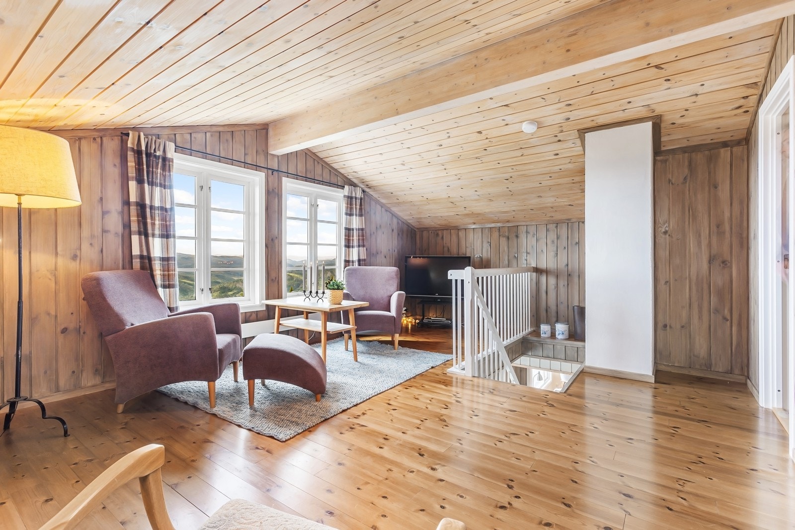 Velkommen opp! I denne etasjen finner man en loftstue og 2 soverom. Galleribilde