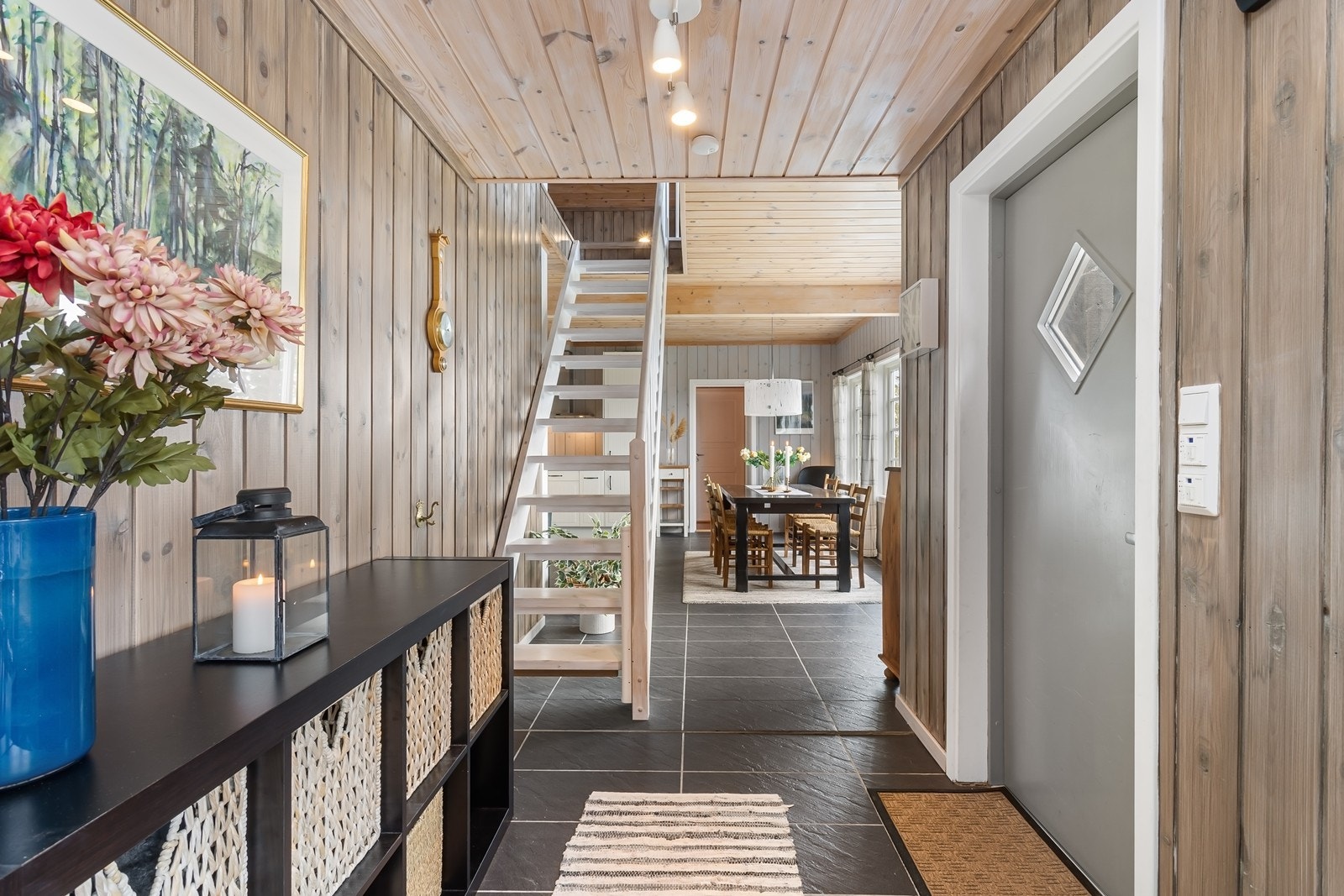 Her ønskes man velkommen inn i en trivelig flislagt gang. Galleribilde