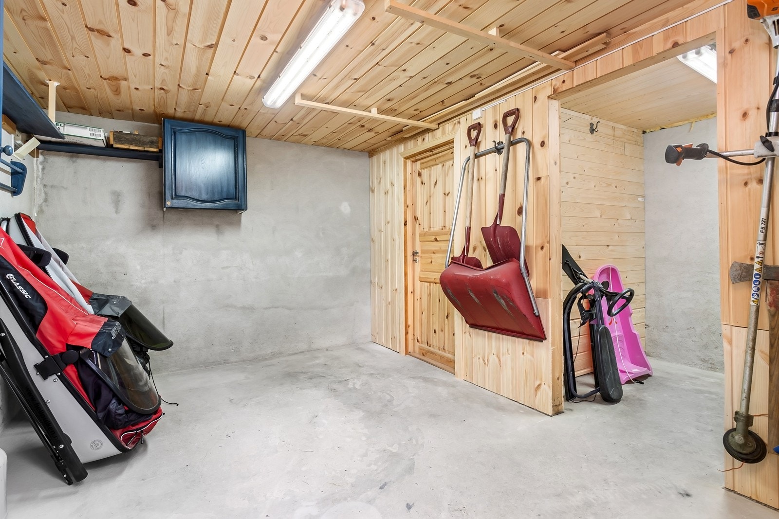 I kjeller er det en bod og et teknisk rom som gir ekstra lagringsplass. Galleribilde