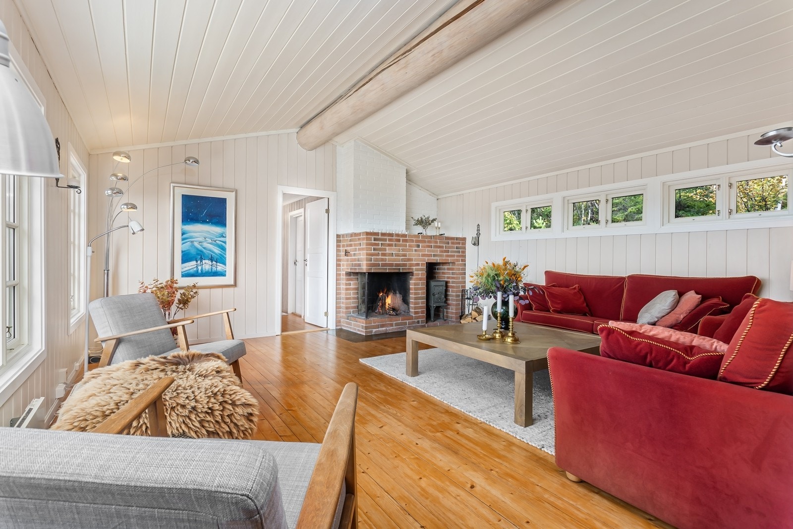 I stuen er er det en sjarmerende åpen peis, samt en vedovn som sikrer varme på kalde dager. Galleribilde