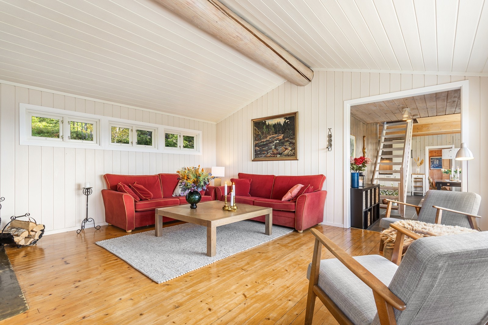 Rommet er malt i lyse farger og fremstår godt vedlikeholdt. Galleribilde