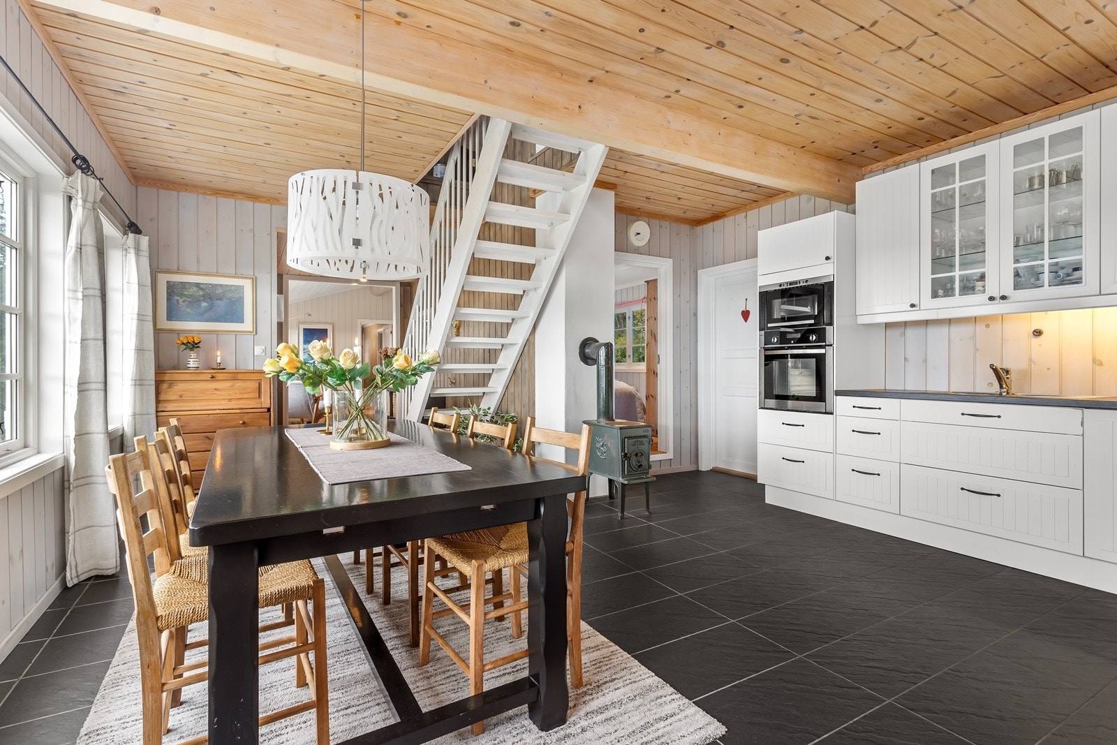 På kjøkkenet er det også installert en vedovn. Galleribilde