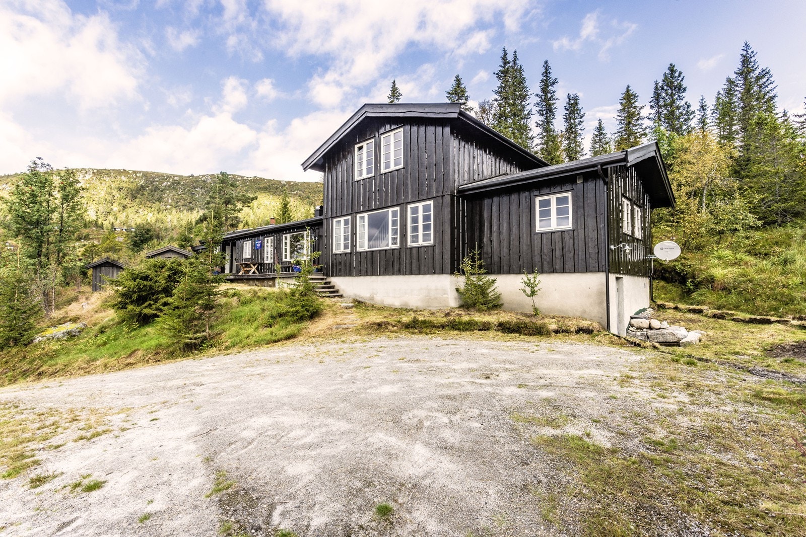 Hytta har enkel adkomst med bilvei helt frem om parkering på egen tomt. Galleribilde