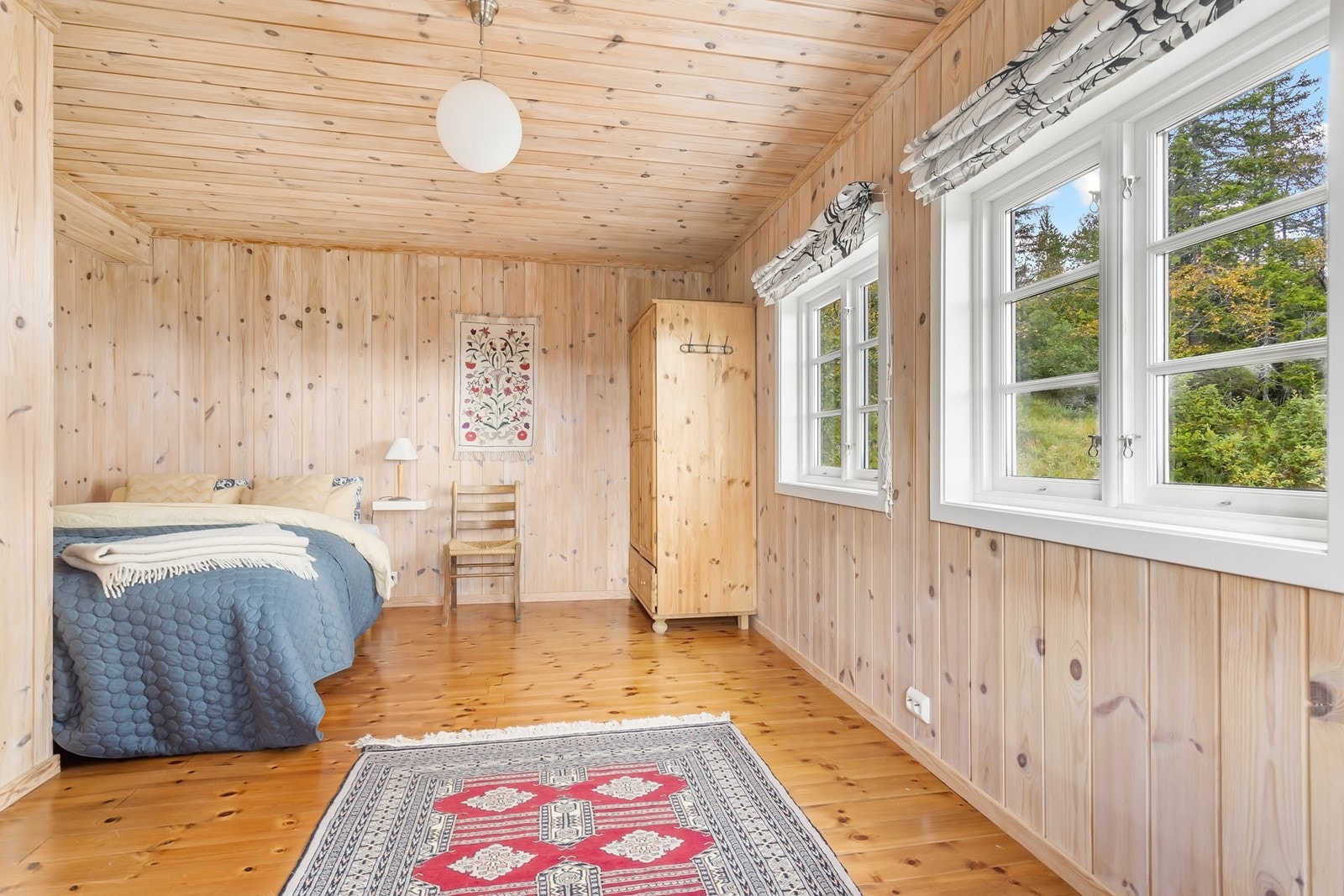 Soverom nr. 2 er romslig med god plass til dobbeltseng og oppbevaringsmøbler. Galleribilde