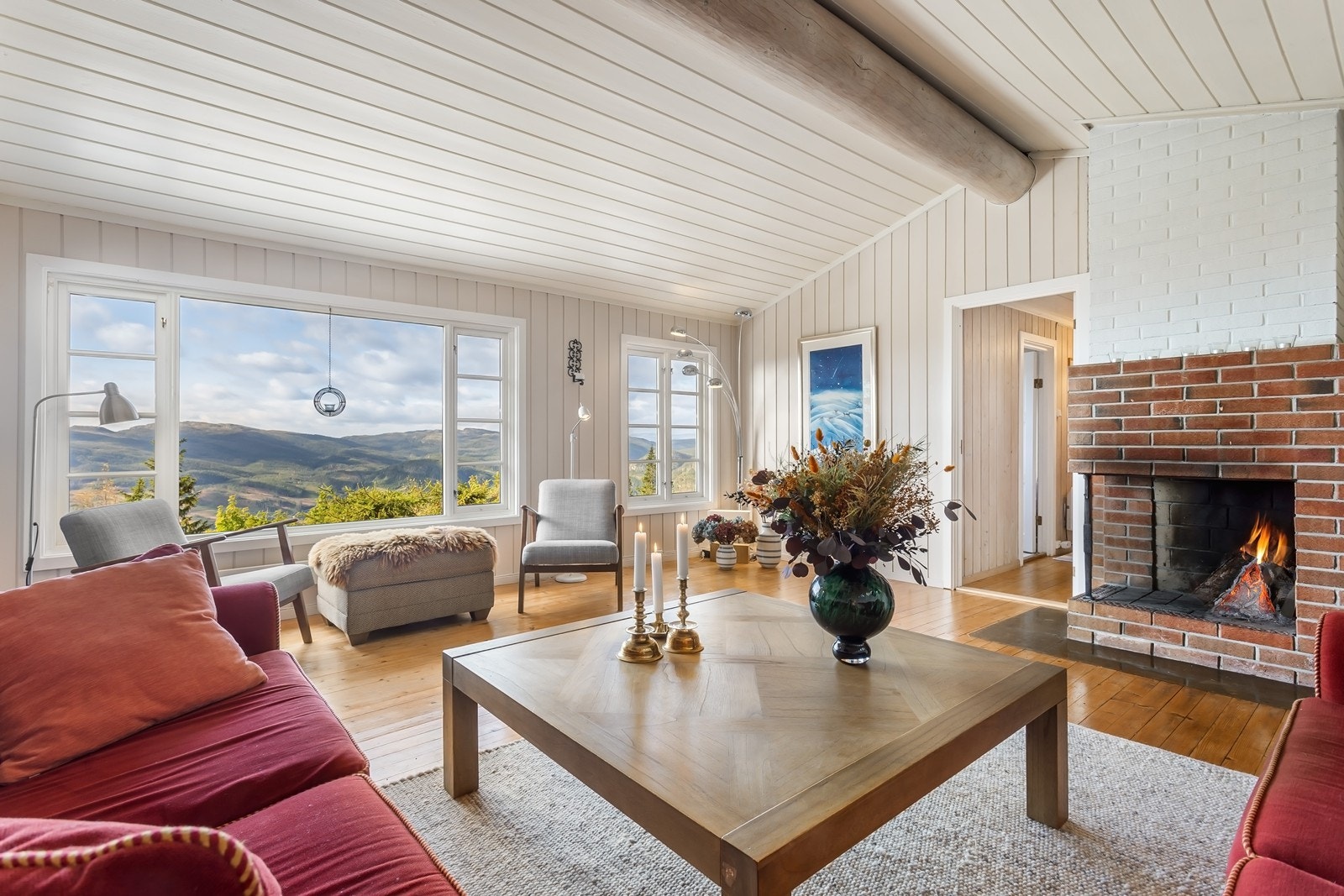 Hytta strekker seg over to etasjer pluss kjeller med gode romløsninger og mye naturlig lys gjennom de store vindusflatene. Galleribilde