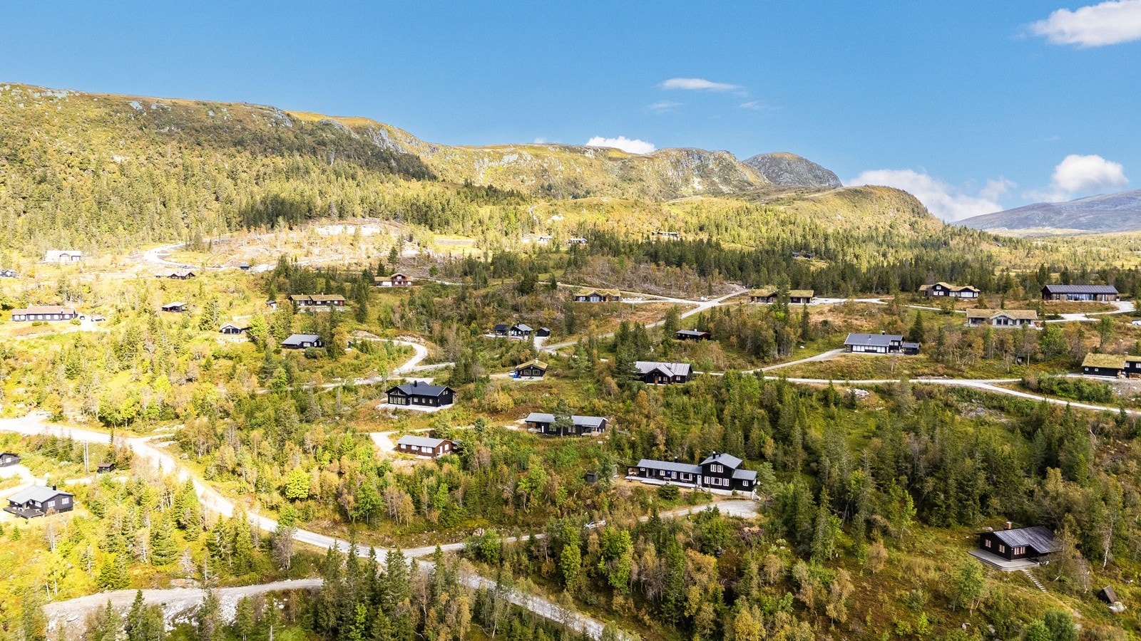 Her har du umiddelbar tilgang til variert turterreng både sommer og vinter, samt milevis av preparerte skiløyper og fantastiske turmuligheter til fots. Galleribilde