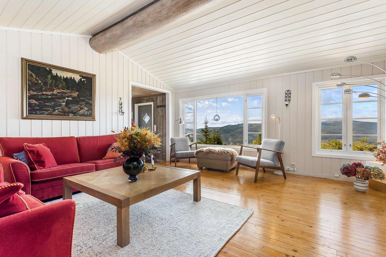 Stuens gode takhøyde og lyse vegger gir en god romfølelse. Galleribilde