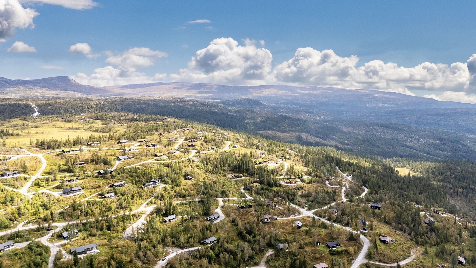 Området er også supert på sommerstid, med milevis av fine turstier og toppturer. Det er også kort vei til flere fine bade - og fiskemuligheter i området. Galleribilde