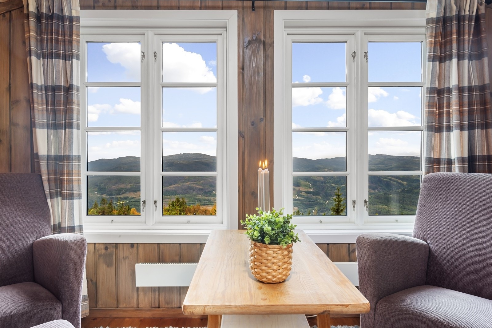 I likhet med stuen i 1. etasje har man her flott utsikt over fjellområdene utenfor. Galleribilde