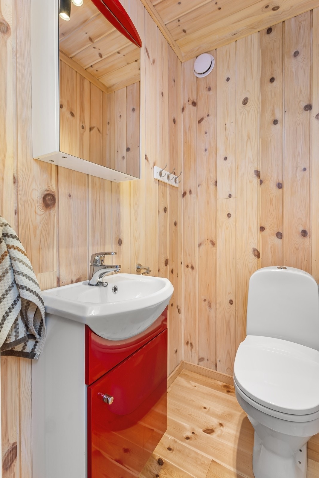 I tillegg til bad er det også et praktisk toalettrom, perfekt når man har gjester på besøk. Galleribilde