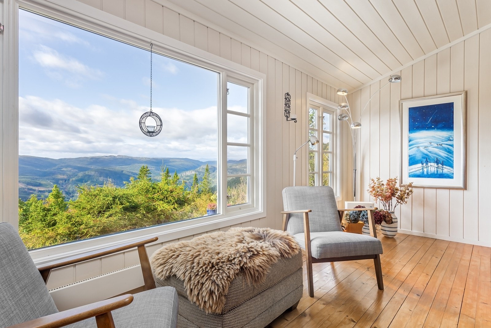 Stuen byr på muligheter for møblering av ulike soner og har fantastisk utsikt gjennom de store vinduene. Galleribilde