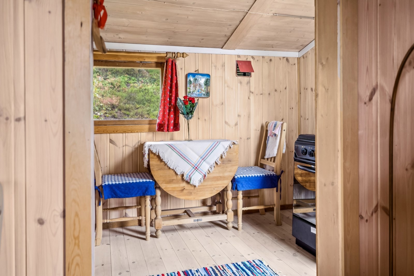 Uten dør til alle rommene får hytta en mer romslig følelse Galleribilde