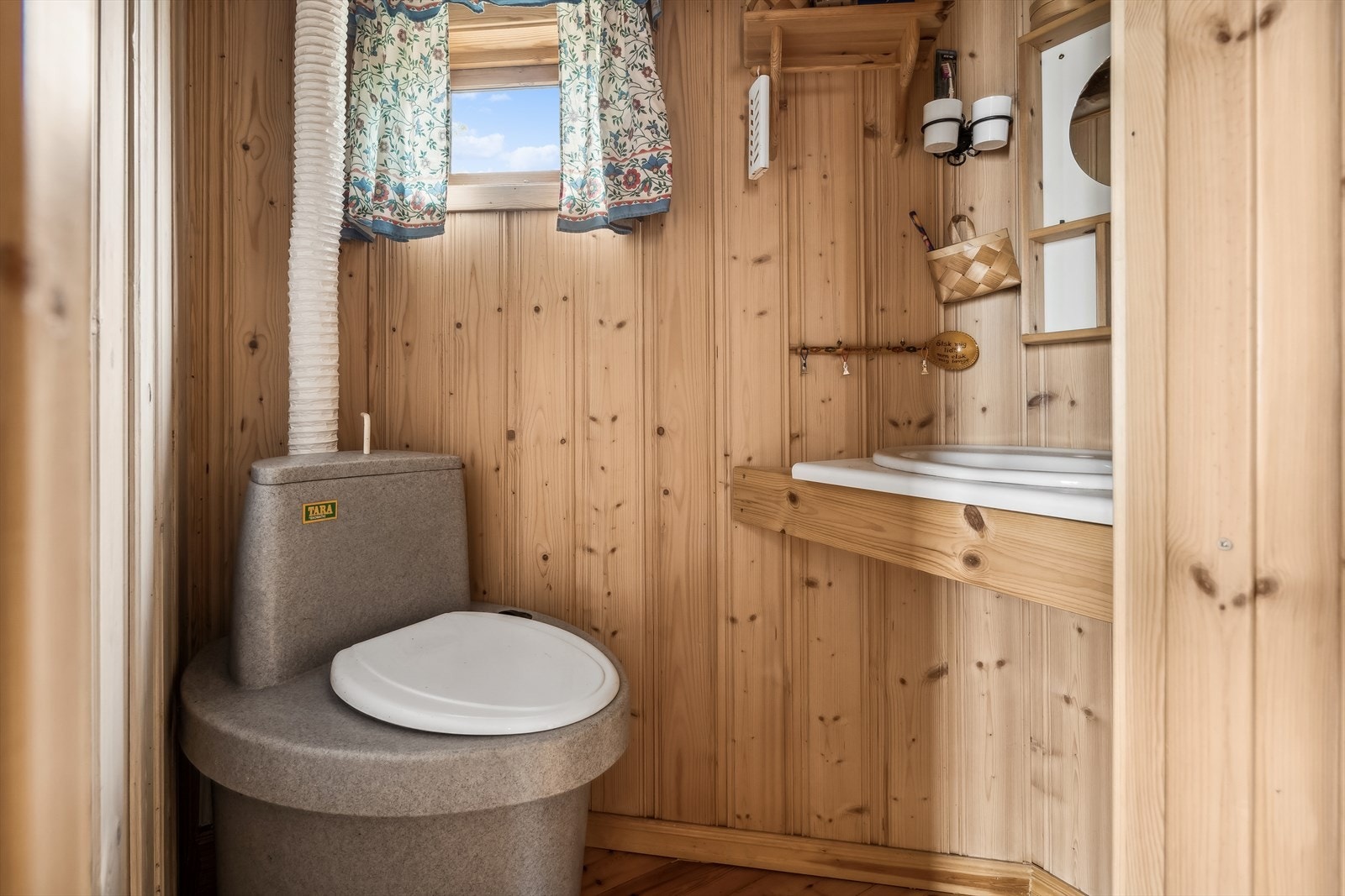 Badet er det du ser her og ikke noe mer enn det, enkle kår på en enkel hytte Galleribilde