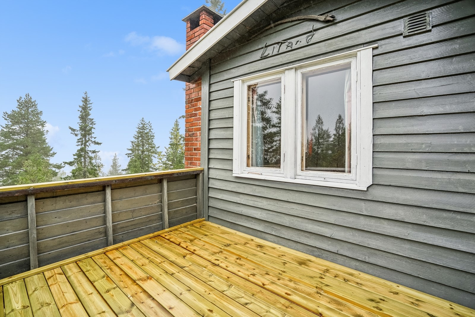 Verandaen har plass til at det kan settes opp ute møbler eller et hyggelig kafèsett Galleribilde