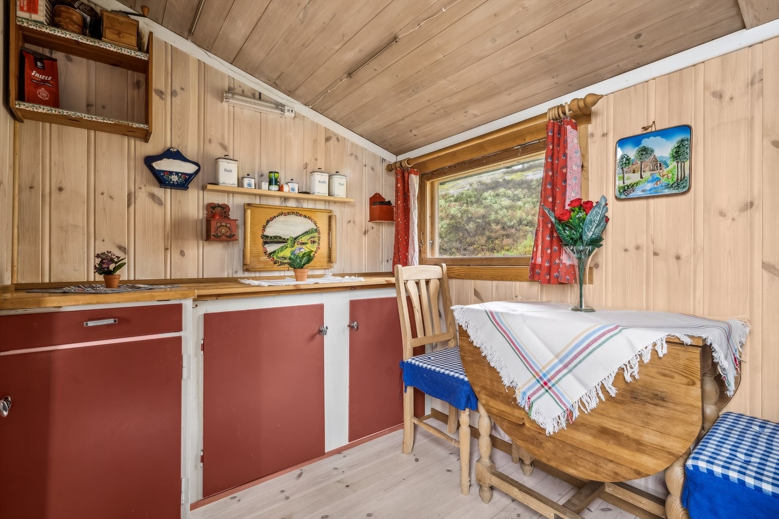 Dette kan vi vel kalle et hyttete kjøkken Galleribilde